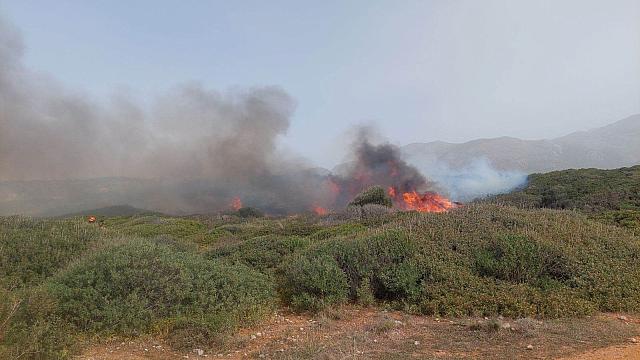 Πρόλαβαν τη φωτιά μπροστά από το ξενοδοχείο