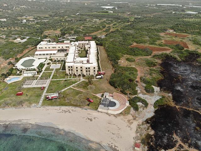 Πρόλαβαν τη φωτιά μπροστά από το ξενοδοχείο