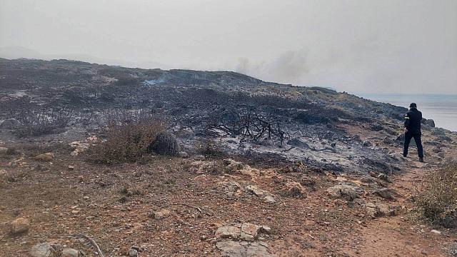 Πρόλαβαν τη φωτιά μπροστά από το ξενοδοχείο