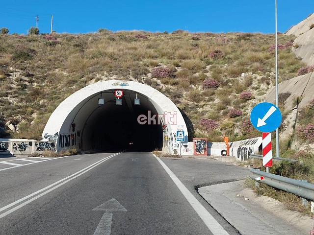 Κίνδυνος - θάνατος το τούνελ στο δρόμο Ηράκλειο προς Μεσαρά