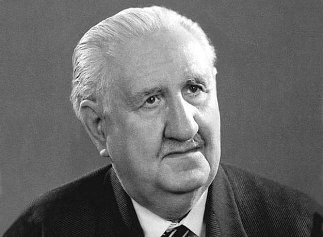 Ο Μανώλης Καλομοίρης