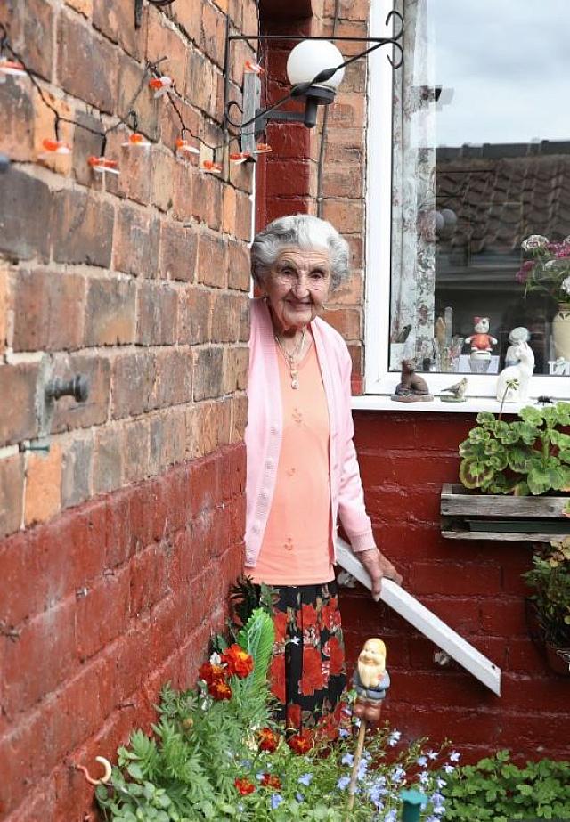 ΓΥΝΑΙΚΑ ΣΤΟ ΙΔΙΟ ΣΠΙΤΙ 104 ΧΡΟΝΙΑ