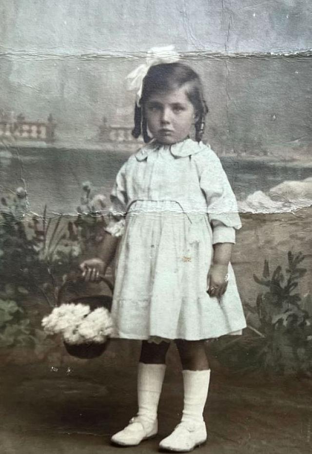 ΓΥΝΑΙΚΑ ΣΤΟ ΙΔΙΟ ΣΠΙΤΙ 104 ΧΡΟΝΙΑ