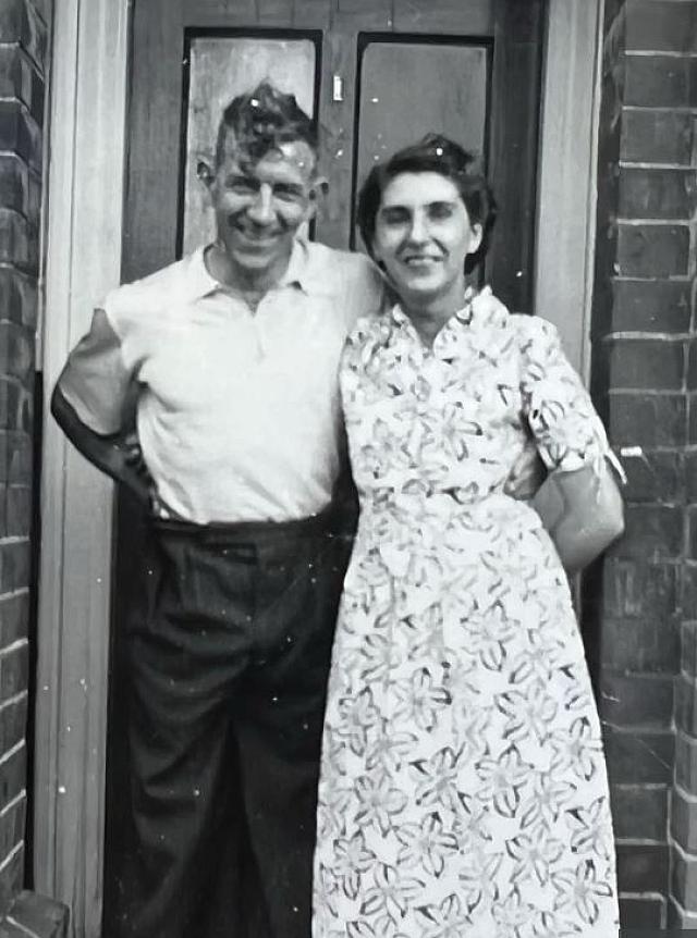 ΓΥΝΑΙΚΑ ΣΤΟ ΙΔΙΟ ΣΠΙΤΙ 104 ΧΡΟΝΙΑ