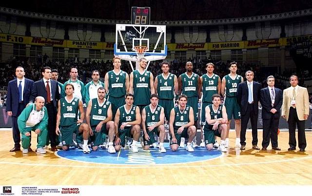Η ομάδα μπάσκετ του Παναθηναϊκού, που σαν σήμερα το 2002 κατέκτησε τον 3ο ευρωπαϊκό τίτλο