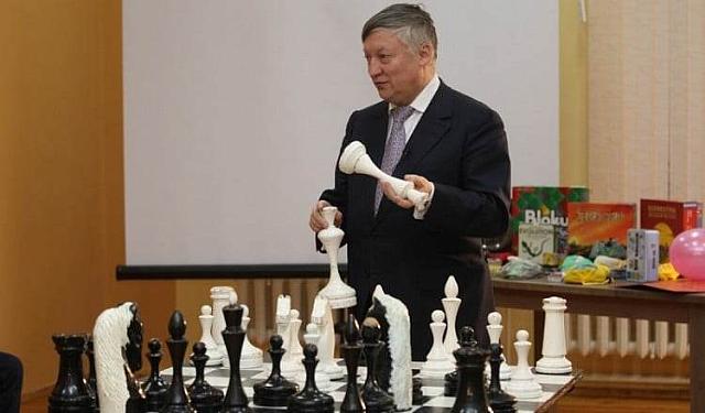 Ο Ανατόλι Κάρποφ