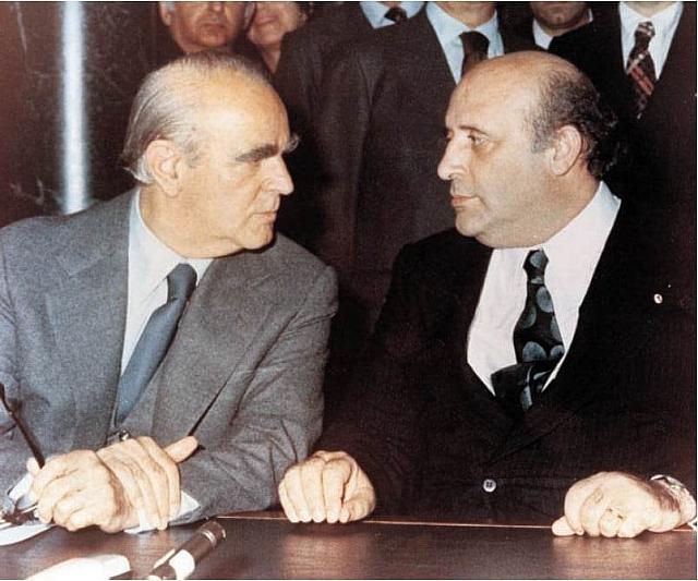 Ο Κωνσταντίνος Καραμανλής και ο Σουλεϊμάν Ντεμιρέλ (δεξιά)