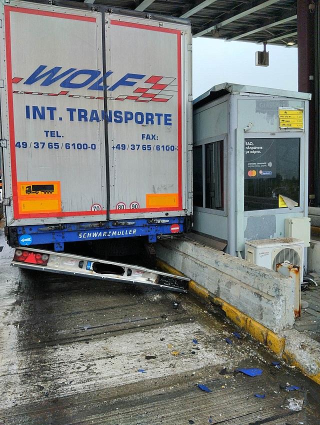 Νταλίκα έπεσε σε σταθμό διοδίων&nbsp;