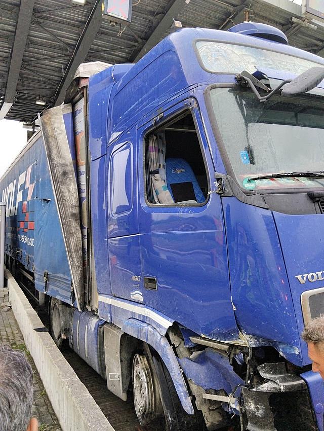 Νταλίκα έπεσε σε σταθμό διοδίων&nbsp;