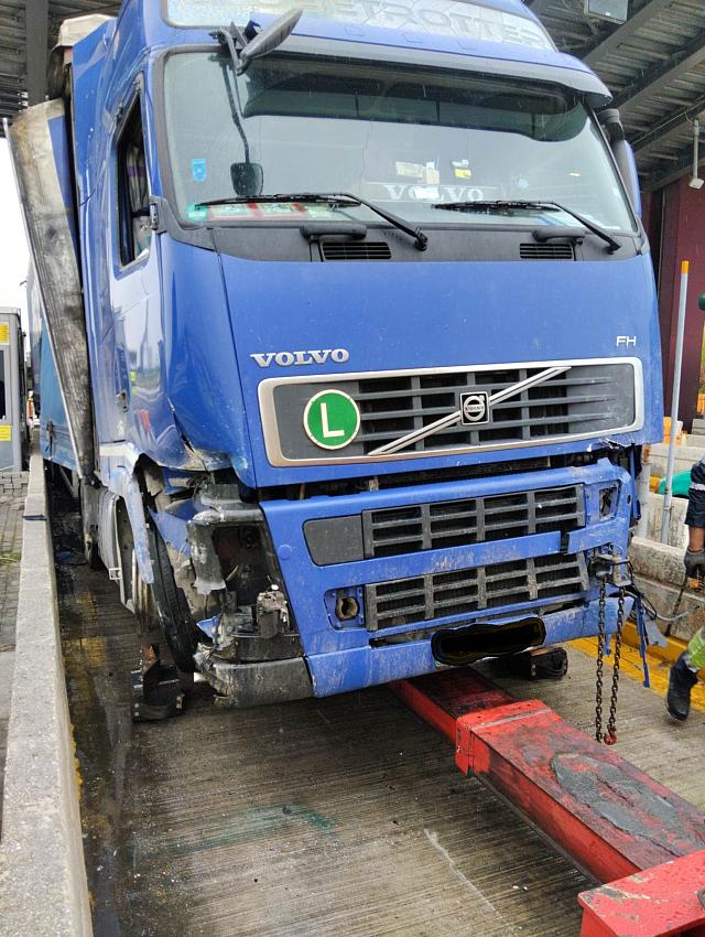 Νταλίκα έπεσε σε σταθμό διοδίων&nbsp;