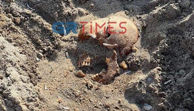  ανθρώπινα οστά σε παραλία.