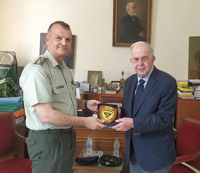 Επίσκεψη Διευθυντή Πεζικού ΓΕΣ στον Δήμαρχο Ηράκλειου