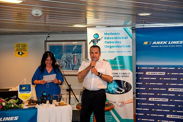 Ο καπετάνιος του «ΚΡΗΤΗ ΙΙ», cpt Μανώλης Σέγκος, καλωσορίζοντας στο πλοίο της ΑΝΕΚ τους παριστάμενους, έχοντας στα αριστερά του την Εκπρόσωπο του Ελληνικού Οργανισμού Εκπαιδευτικής Ρομποτικής κα Καμνάκη Χαρά