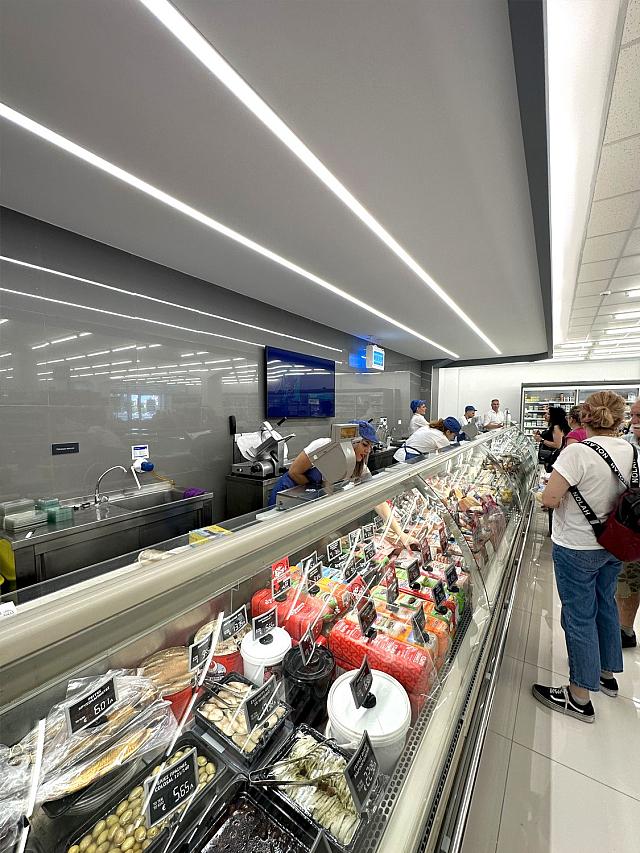 Δίπλα μας ξανά το ανακαινισμένο s/m Χαλκιαδάκης στην Λ. Ικάρου 71