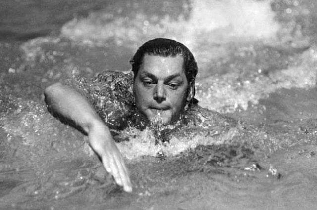 Ο Τζόνι Βαϊσμίλερ (Παγκόσμιος Πρωταθλητής της Κολύμβησης και ηθοποιός στον ρόλο του Ταρζάν)