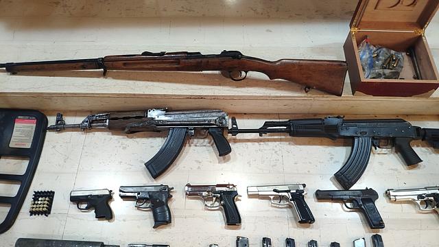 Τους έπιασαν με ολόκληρο οπλοστάσιο και ναρκωτικά