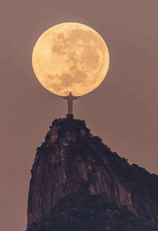 Ο Χριστός κρατάει το φεγγάρι