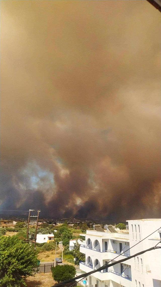 Στις φλόγες τρία ξενοδοχεία στη Ρόδο