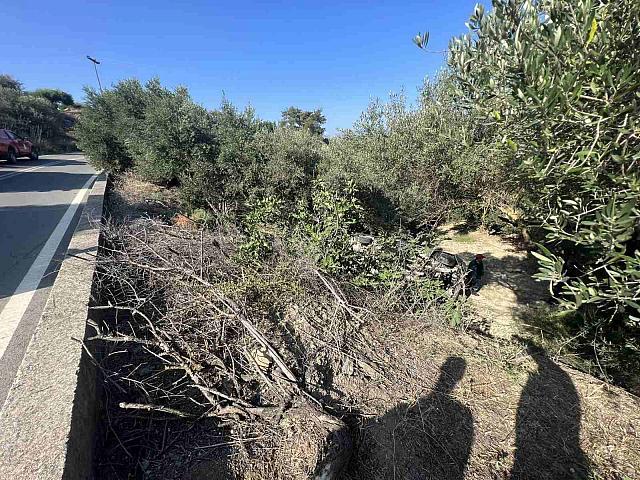 Είχε ...άγιο ο οδηγός που έπεσε με το αυτοκίνητο σε χαντάκι