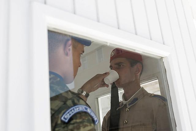 Καύσωνας: Σκουπίζουν τον ιδρώτα των ευζώνων στο Μνημείο του Άγνωστου Στρατιώτη