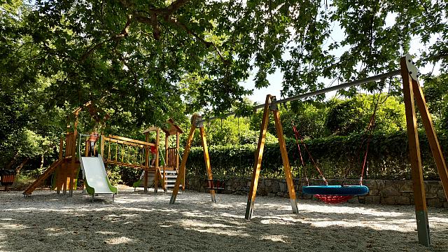 Νέα σύγχρονη παιδική χαρά στο Φόδελε