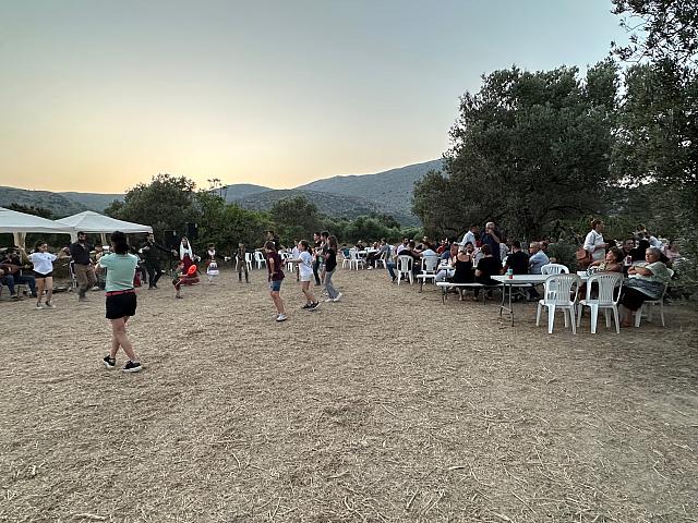 Με επιτυχία η αναβίωση του παραδοσιακού αλωνίσματος στη Μονή Μαλεβιζίου