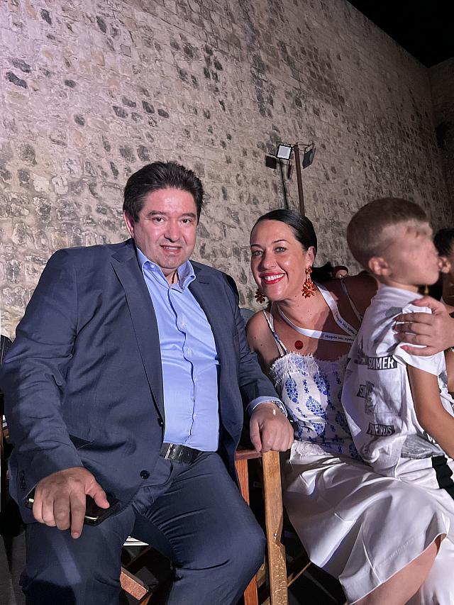 Στο κηποθέατρο «Μάνος Χατζιδάκις» σε μια ξεχωριστή εκδήλωση αφιερωμένη στα παιδιά και τις οικογένειες της Κλινικής Αιματολογίας-Ογκολογίας Παίδων ΠΑΓΝΗ από την «Παρέα της Αγάπης» έδωσε το «παρών» ο Υποψήφιος Δήμαρχος Ηρακλείου Μιχάλης Καραμαλάκης. Μια βραδιά γεμάτη μελωδίες, μουσική, χορό και... μαγεία, «ταξίδεψε» τους παρευρισκομένους το βράδυ της Κυριακής 30 Ιουλίου.   Ο Υποψήφιος Δήμαρχος, συνομίλησε με τους διοργανωτές, εστιάζοντας στον σχεδιασμό που έχει εκπονηθεί αλλά και τις δράσεις που αναμένεται να