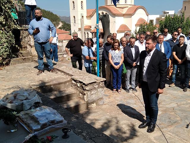 σε μία σεμνή τελετή στο Ηρώο του χωριού.