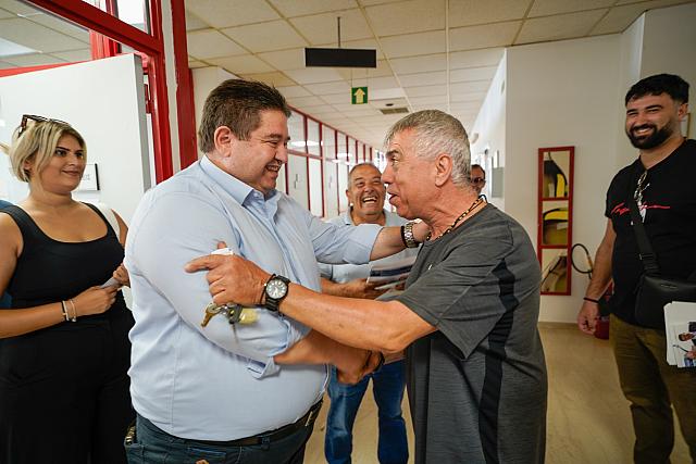 Αγκάλιασαν τον Μιχάλη Καραμαλάκη στη Λεωφόρο 62 Μαρτύρων