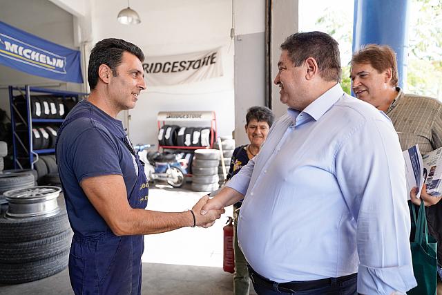 Αγκάλιασαν τον Μιχάλη Καραμαλάκη στη Λεωφόρο 62 Μαρτύρων