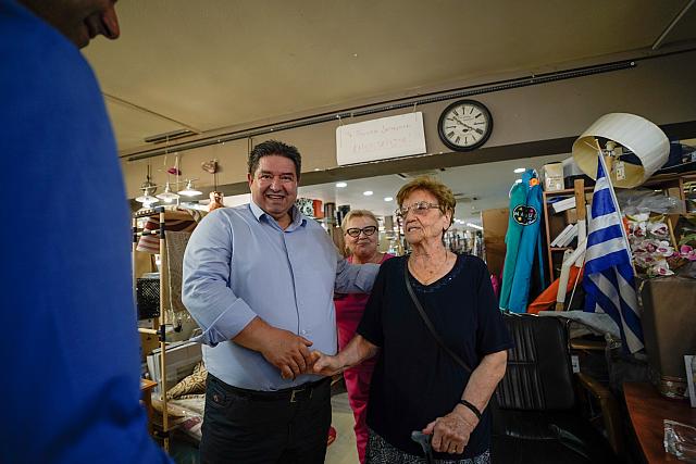 Αγκάλιασαν τον Μιχάλη Καραμαλάκη στη Λεωφόρο 62 Μαρτύρων