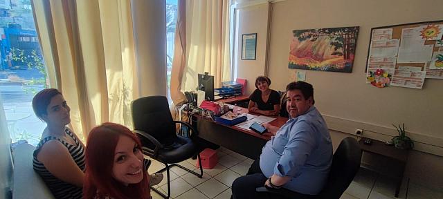 Το Κέντρο Άμεσης Κοινωνικής και Ιατρικής Επέμβασης του Οργανισμού «Το Χαμόγελο του Παιδιού» στην Κρήτη, με έδρα το Ηράκλειο επισκέφθηκε ο Υποψήφιος Δήμαρχος Ηρακλείου, Μιχάλης Καραμαλάκης και συναντήθηκε με τη Συντονίστρια, κ. Μπομποδάκη Χρυσή, την κ. Ανουσάκη Δέσποινα, Κοινωνική Λειτουργό, την κ. Δρακοπούλου Γαρυφαλλιά, Κοινωνική Λειτουργό και την κ. Παπαδάτου Φωτεινή, Ψυχολόγο.   Το Κέντρο που λειτουργεί από το 2017 συμβάλλει σημαντικά σε κάθε κινητοποίηση με τα ασθενοφόρα (εξειδικευμένες Κινητές Μονάδες 