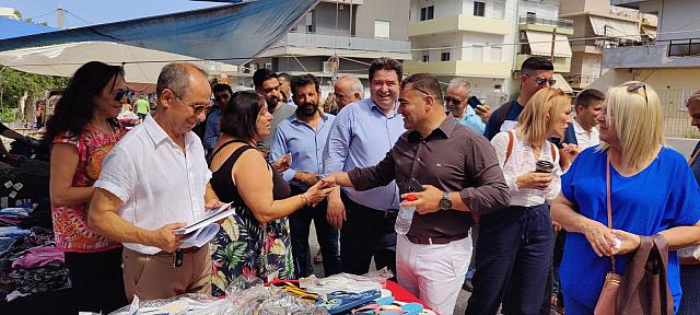 Στη λαϊκή αγορά της Θερίσσου ο Μιχάλης Καραμαλάκης