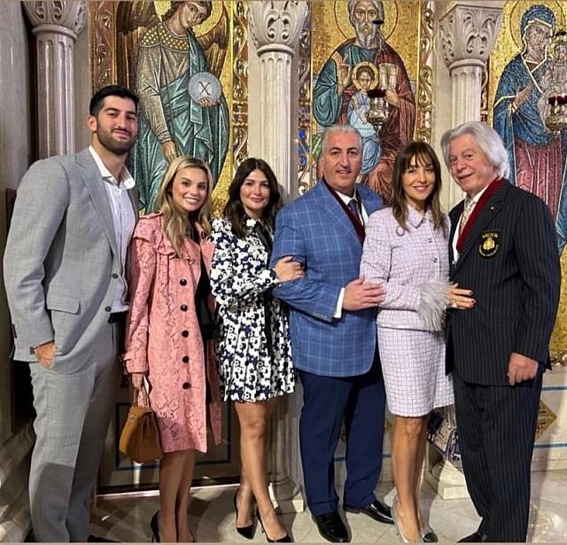 Δύο γενιές Αρχόντων: Ο Μιχάλης Μπούσης, η σύζυγός του Βέρνα, ο γιος του Δημήτρης και οι γονείς του Δημήτρης και Ελένη. Μαζί τους η Κωνσταντίνα Χαλάκος.