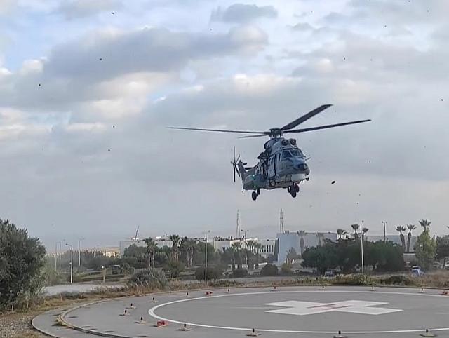 (Το ελικόπτερο Super Puma της Πολεμικής Αεροπορίας την ώρα προσγείωσης στο ΠΑΓΝΗ μεταφέροντας τα δύο νεογνά)