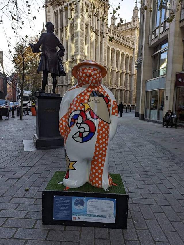 Επιβλητικοί Χιονάνθρωποι συναντούν τα Χριστούγεννα στο Λονδίνο