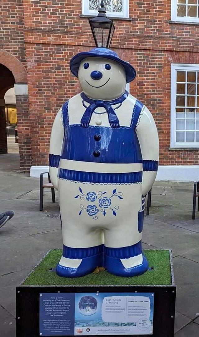 Επιβλητικοί Χιονάνθρωποι συναντούν τα Χριστούγεννα στο Λονδίνο