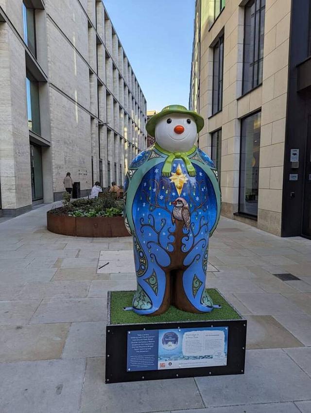 Επιβλητικοί Χιονάνθρωποι συναντούν τα Χριστούγεννα στο Λονδίνο