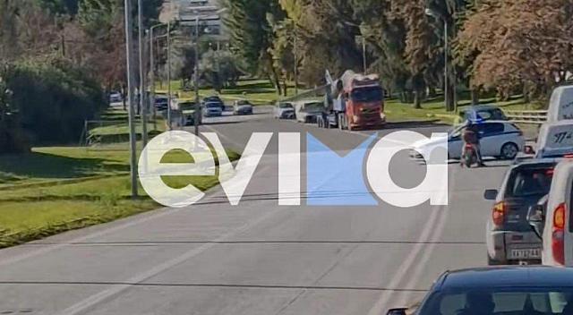 πολεμικο σκαφος σε φορτηγο