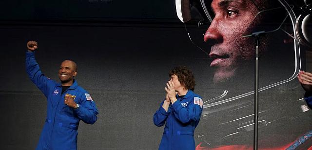 Οι αστροναύτες Victor Glover και Christina Koch,