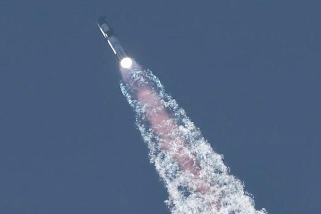 Το διαστημόπλοιο Starship του SpaceX στην κορυφή του ισχυρού πυραύλου Super Heavy