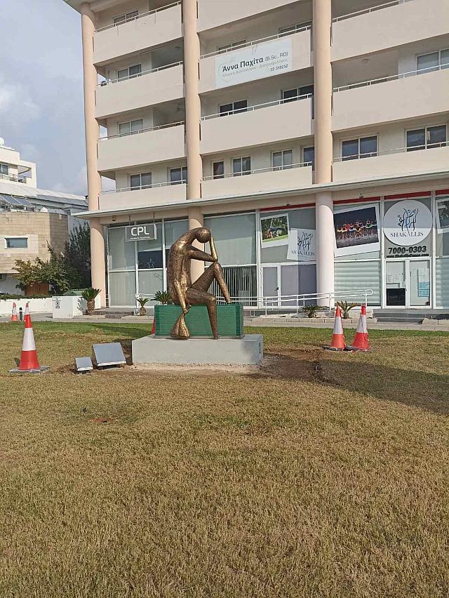 γλυπτο προσφυγας