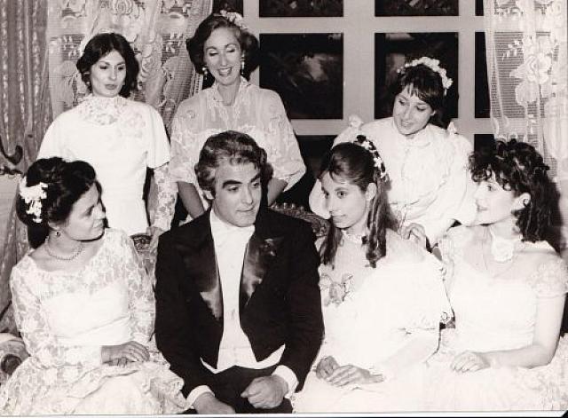 αναμεσα σε τρεις γυναικες