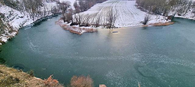 παγωμένη λιμνη Αηδονια