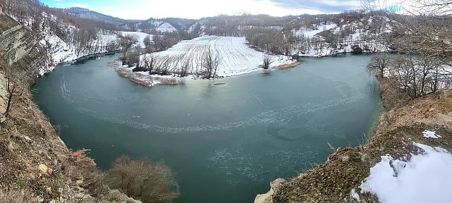 παγωμένη λιμνη Αηδονια