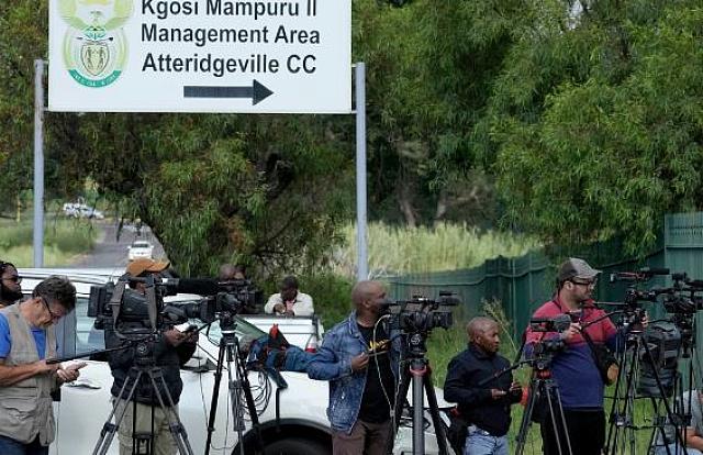 δημοσιογραφοι περιμένουν τον Πιστόριους