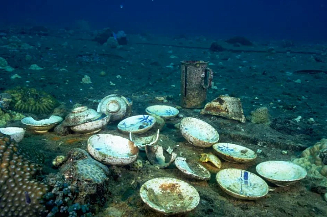 Το μεγαλύτερο υποβρύχιο νεκροταφείο του κόσμου, γεμάτο πλοία και σκελετούς