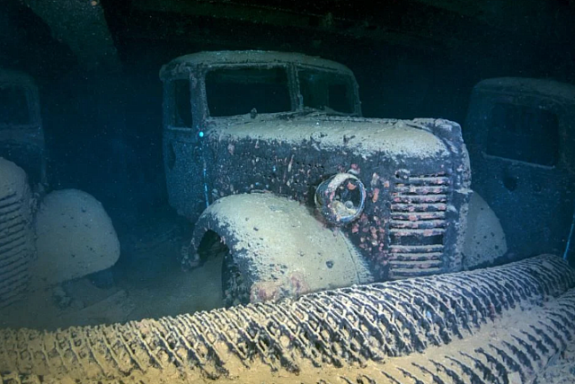 Το μεγαλύτερο υποβρύχιο νεκροταφείο του κόσμου, γεμάτο πλοία και σκελετούς