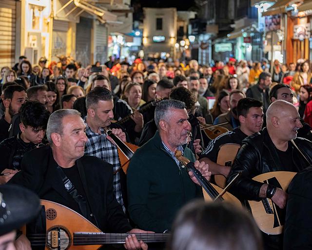 παραδοσιακές κρητικές καντάδες στο ιστορικό κέντρο του Ρεθύμνου