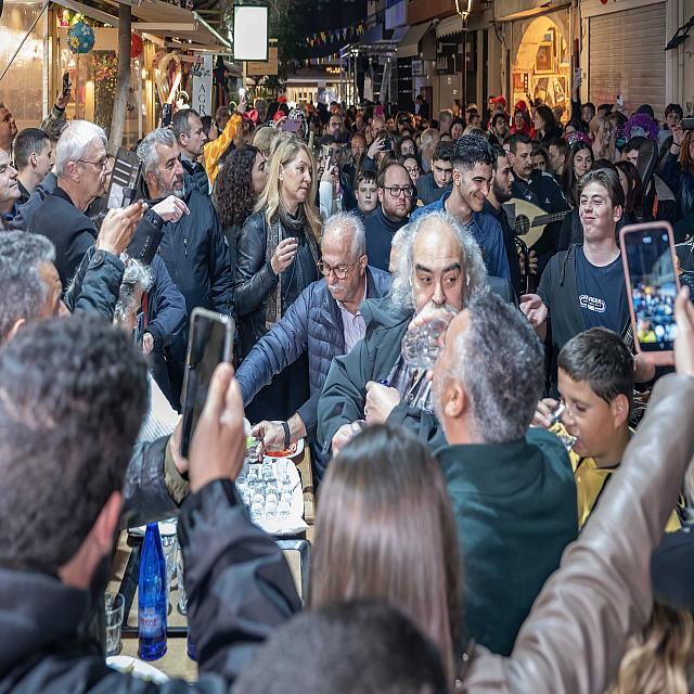 παραδοσιακές κρητικές καντάδες στο ιστορικό κέντρο του Ρεθύμνου